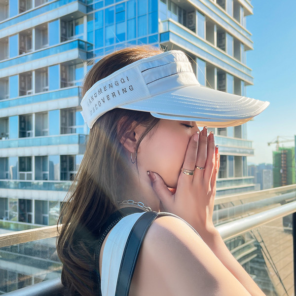 Дамска козирка в черен и бял цвят 