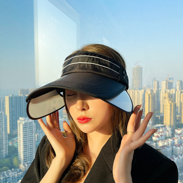 Дамска козирка в черен и бял цвят 