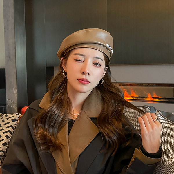 Дамска шапка тип барета с емблема и декоративни камъни