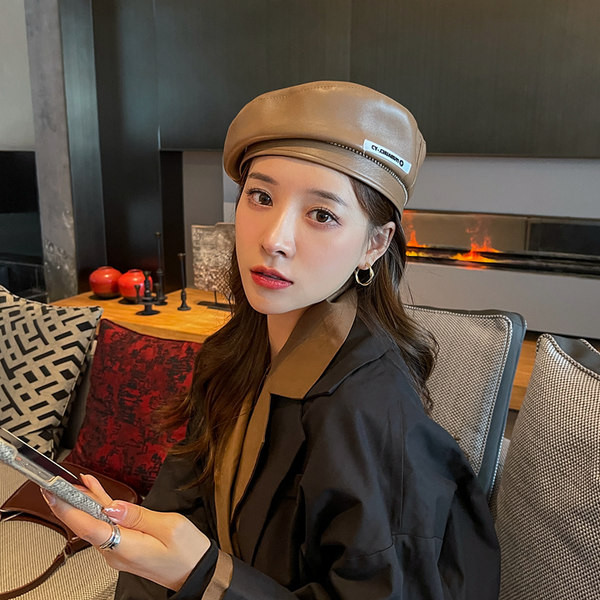 Дамска шапка тип барета с емблема и декоративни камъни