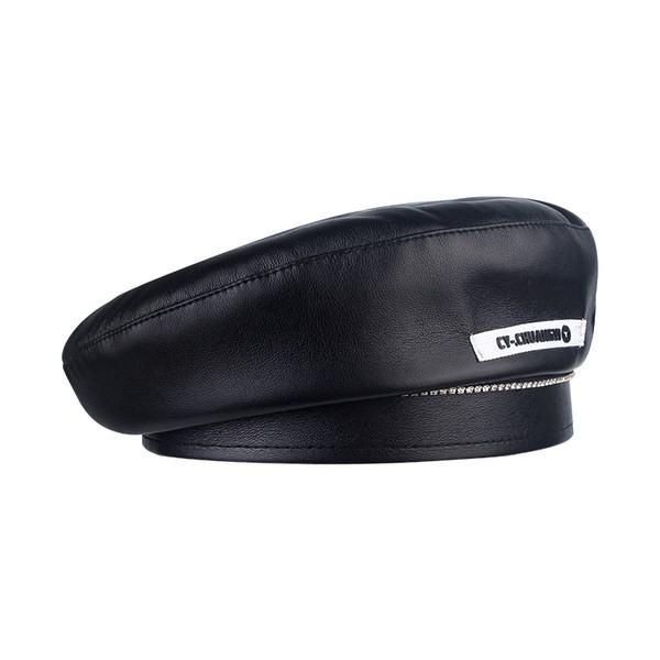 Дамска шапка тип барета с емблема и декоративни камъни