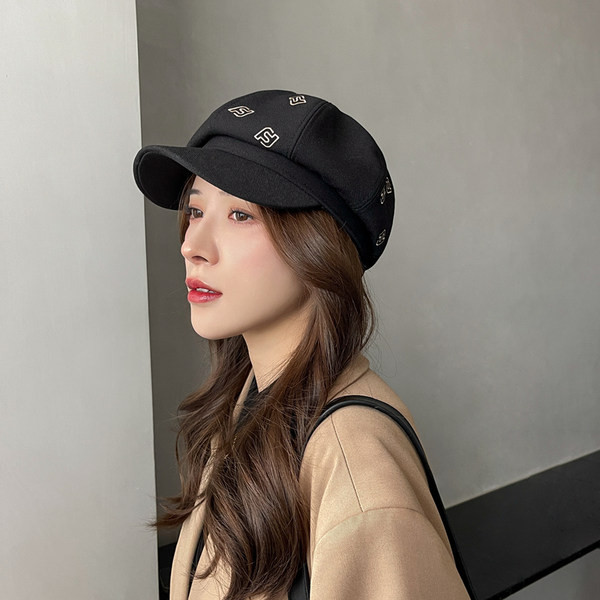 Дамска шапка с козирка в два цвята