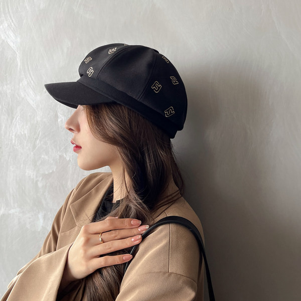 Дамска шапка с козирка в два цвята