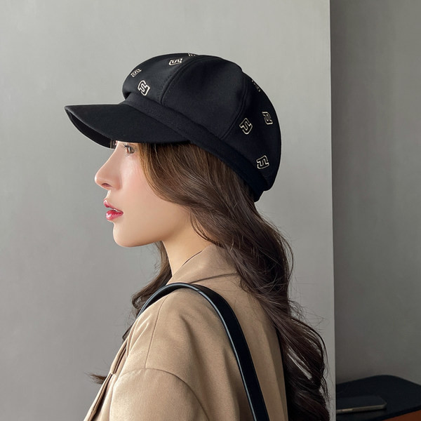 Дамска шапка с козирка в два цвята