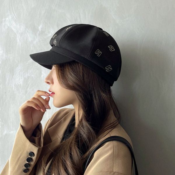 Дамска шапка с козирка в два цвята