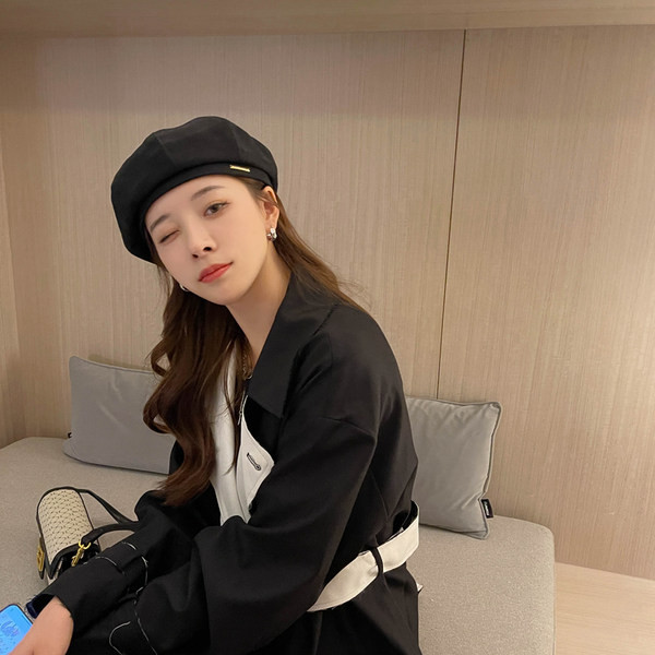 Текстилна дамска барета с метален елемент