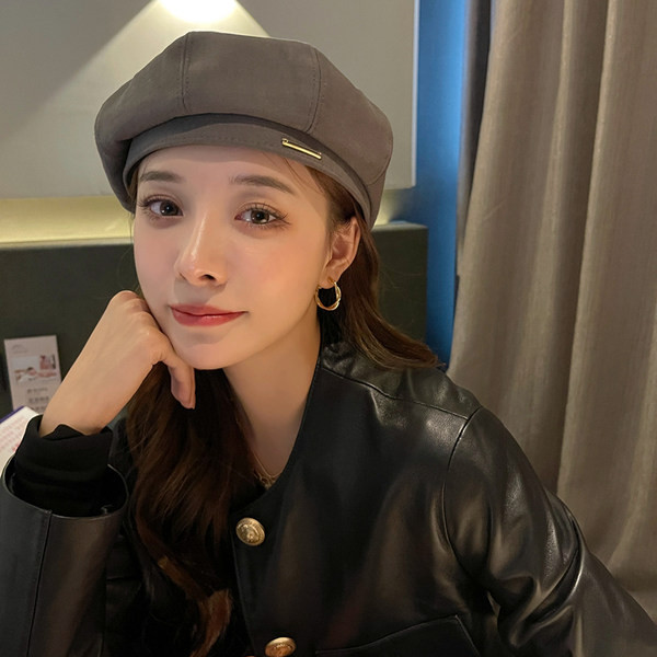 Текстилна дамска барета с метален елемент