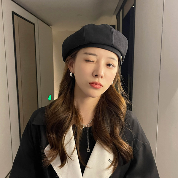 Текстилна дамска барета с метален елемент