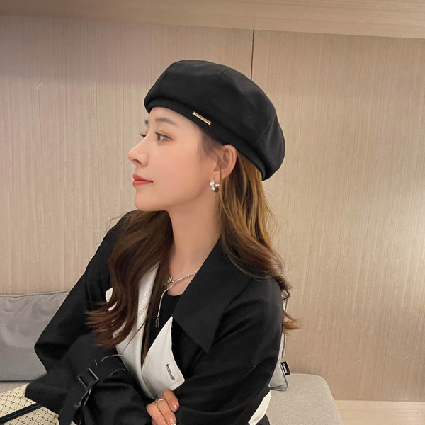 Текстилна дамска барета с метален елемент