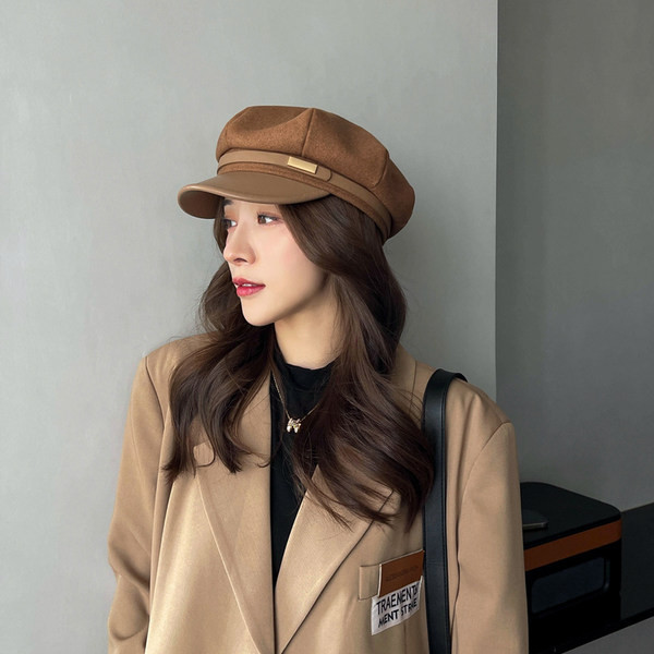 Дамска шапка с козирка в няколко цвята