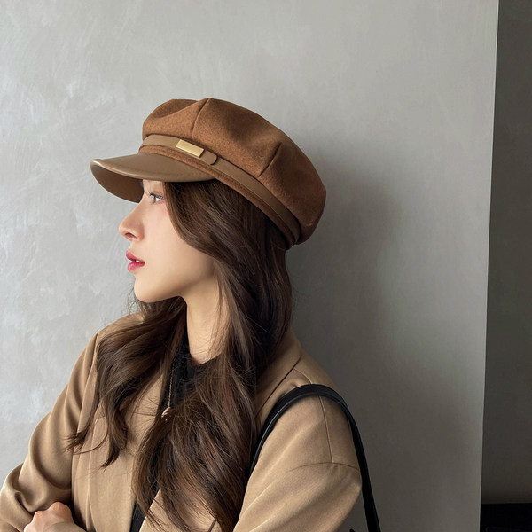 Дамска шапка с козирка в няколко цвята