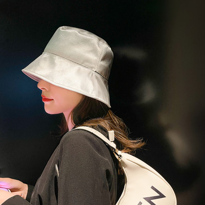 Γυναικείο καπέλο  με γυαλιστερό αποτέλεσμα και προστασία UV