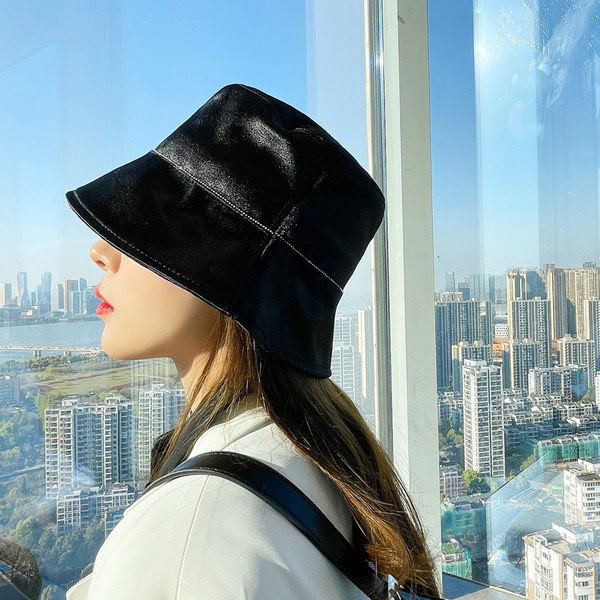 Дамска рибарска шапка с лъскав ефект и UV защита