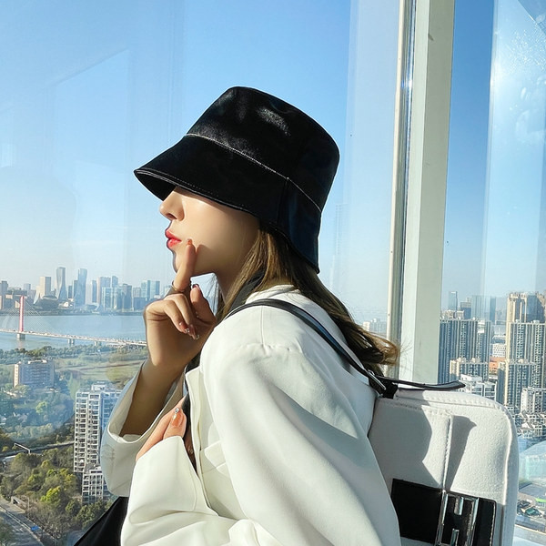 Дамска рибарска шапка с лъскав ефект и UV защита