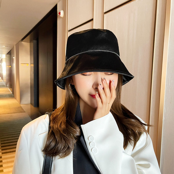 Дамска рибарска шапка с лъскав ефект и UV защита