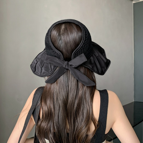 Дамска шапка с панделка и голяма периферия 