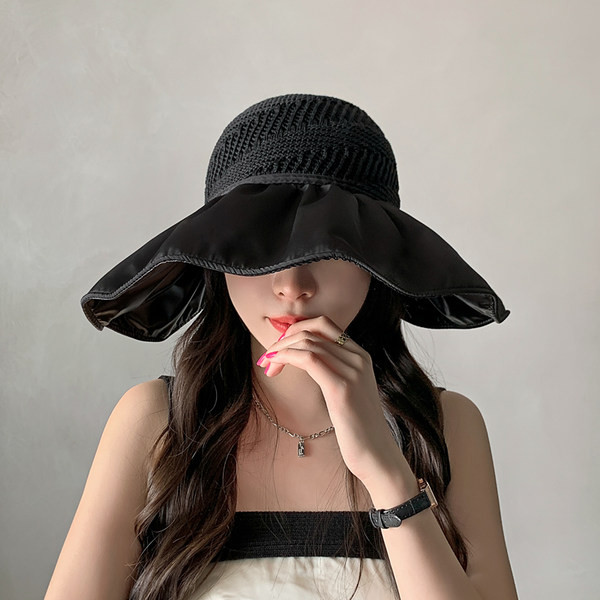 Дамска шапка с панделка и голяма периферия 