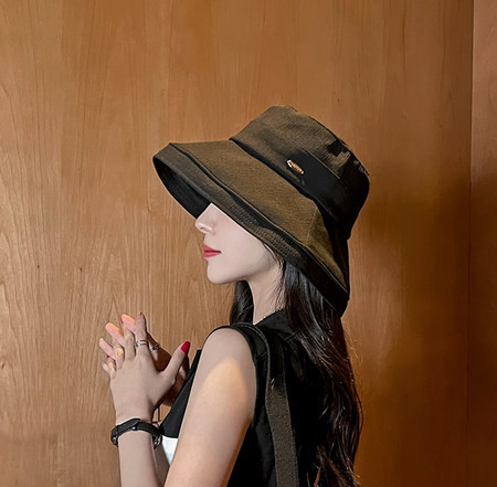 Ženska ribička kapa s metalnim ukrasom