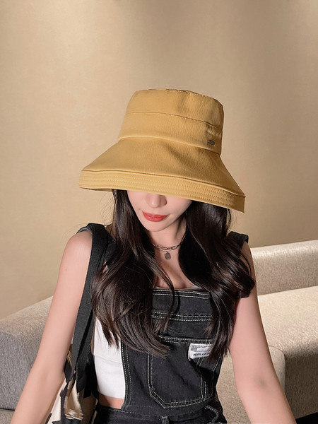 Ženska ribička kapa s metalnim ukrasom