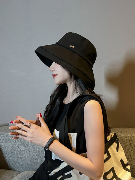 Ženska ribička kapa s metalnim ukrasom