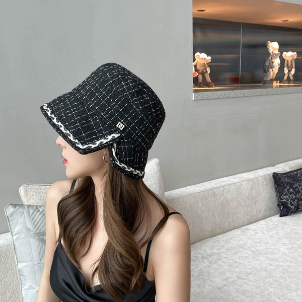 Дамска карирана шапка в черен и бял цвят 