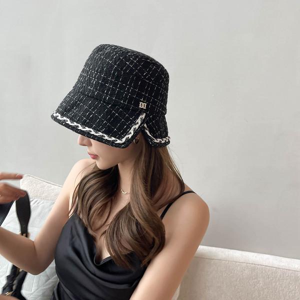 Дамска карирана шапка в черен и бял цвят 