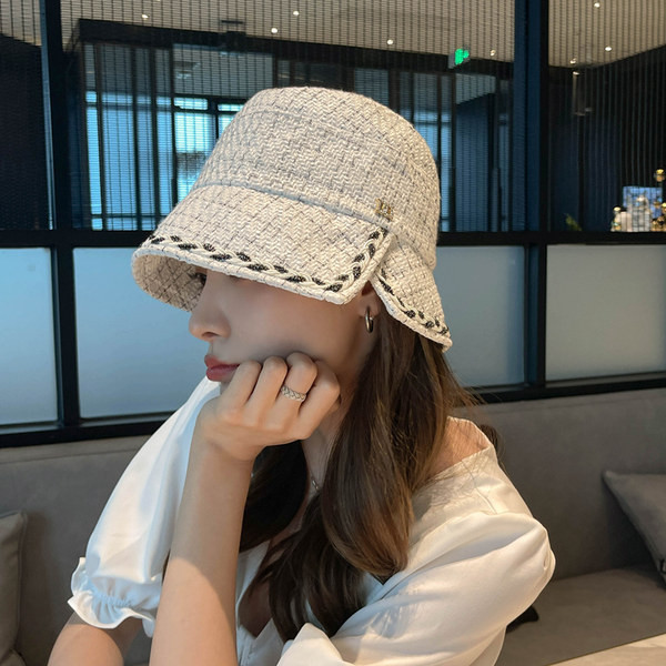 Дамска карирана шапка в черен и бял цвят 