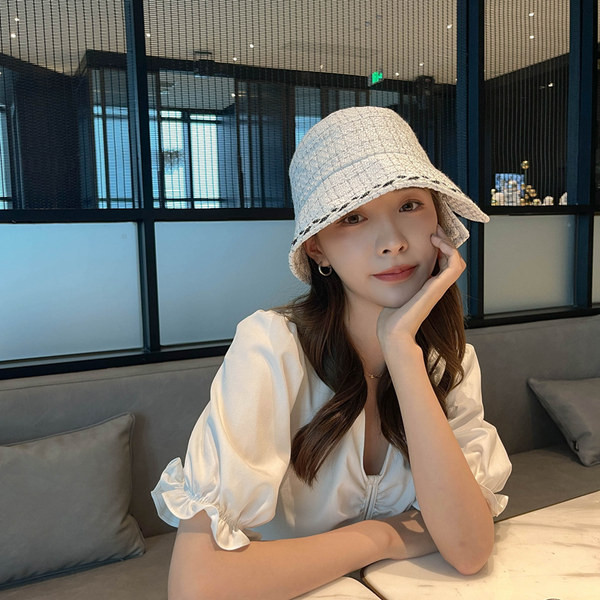 Дамска карирана шапка в черен и бял цвят 