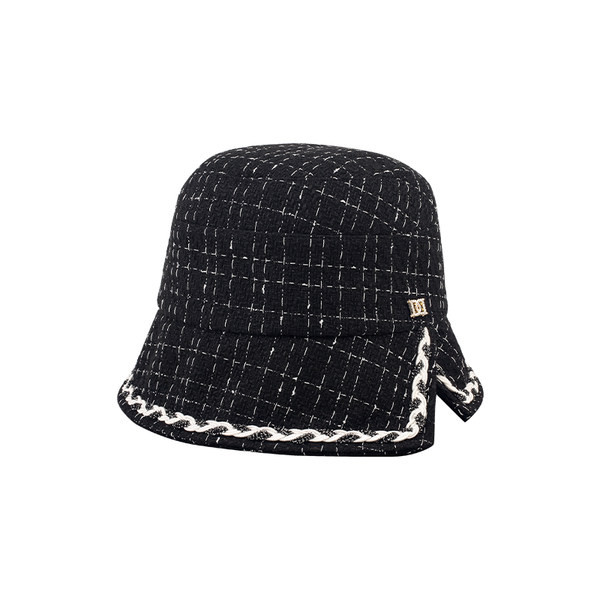 Дамска карирана шапка в черен и бял цвят 