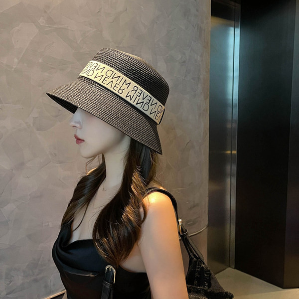 Naiste õlgkübar kirjaga kalastustüüp