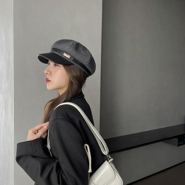 Дамска ежедневна шапка тип барета с козирка