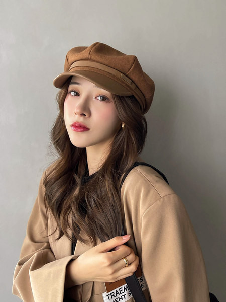 Naiste villane barett tüüpi müts visiiri ja metallelemendiga