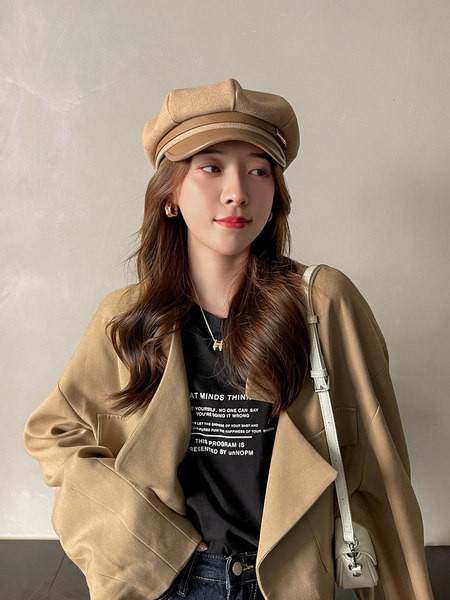 Naiste villane barett tüüpi müts visiiri ja metallelemendiga