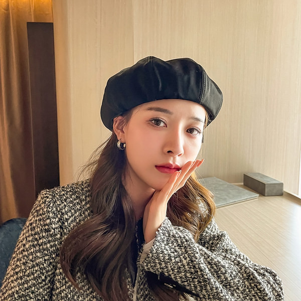 Дамска есенна шапка тип барета изчистен модел