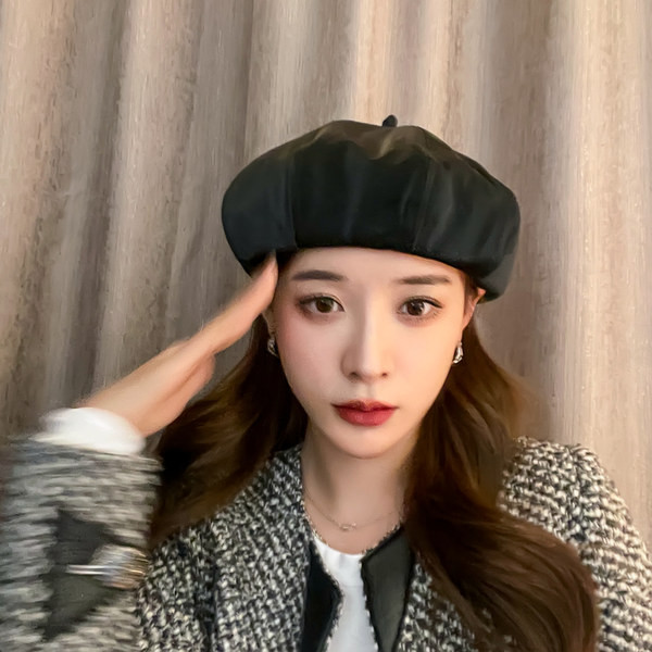 Дамска есенна шапка тип барета изчистен модел
