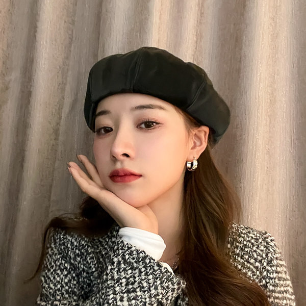 Дамска есенна шапка тип барета изчистен модел