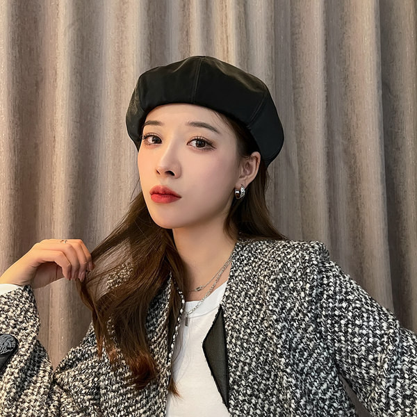 Дамска есенна шапка тип барета изчистен модел