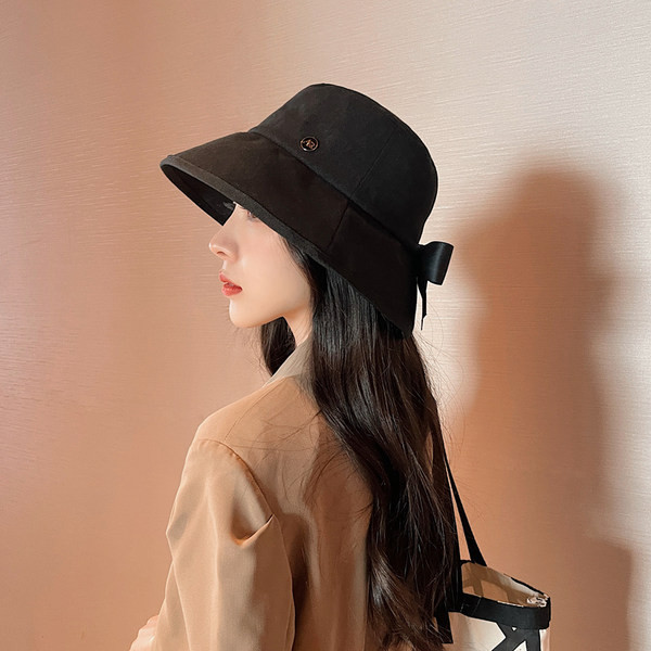 Дамска шапка в бял и черен цвят с панделка