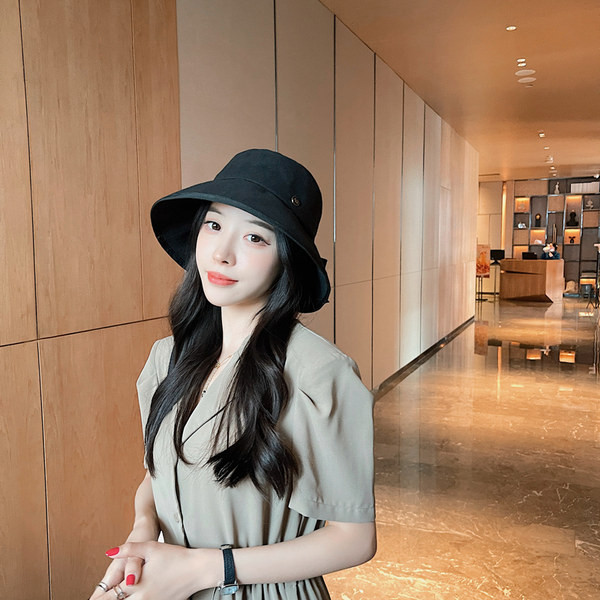 Дамска шапка в бял и черен цвят с панделка