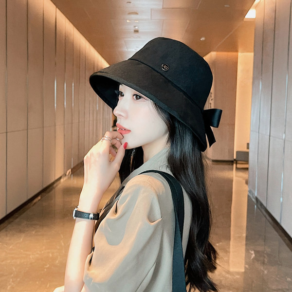 Дамска шапка в бял и черен цвят с панделка