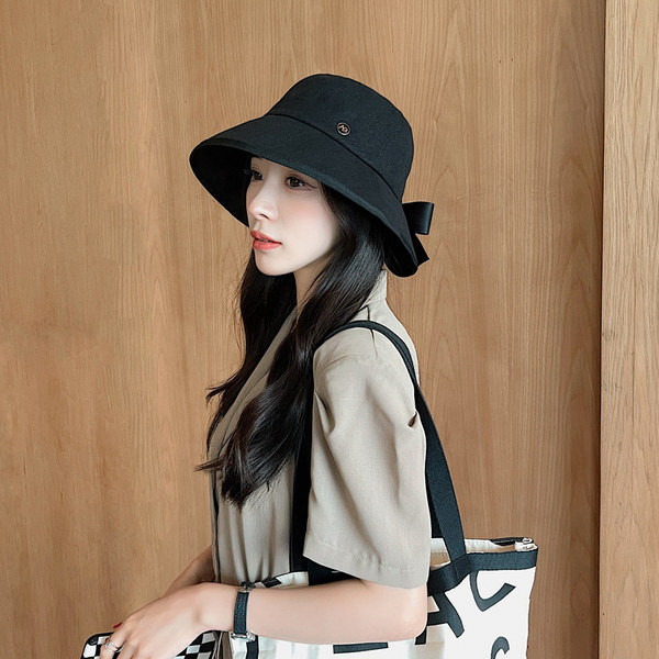 Дамска шапка в бял и черен цвят с панделка