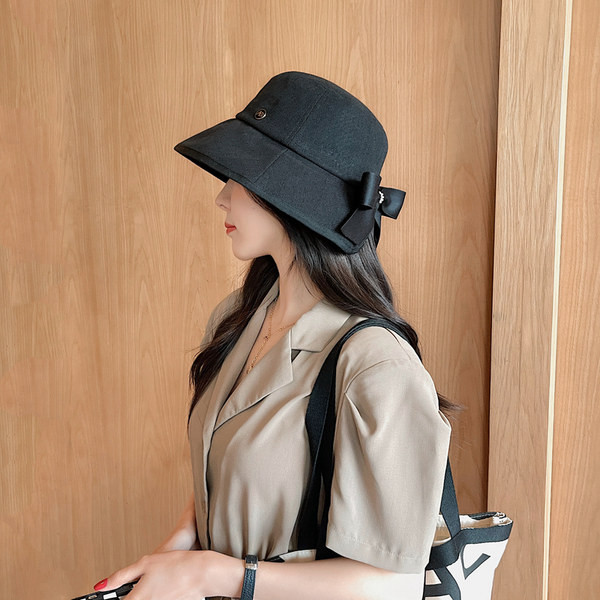 Дамска шапка в бял и черен цвят с панделка