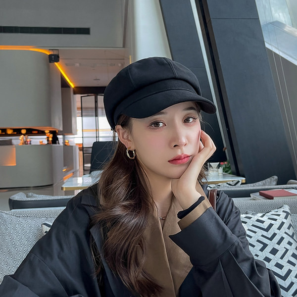 Пролетно-есенна шапка тип барета в черен цвят