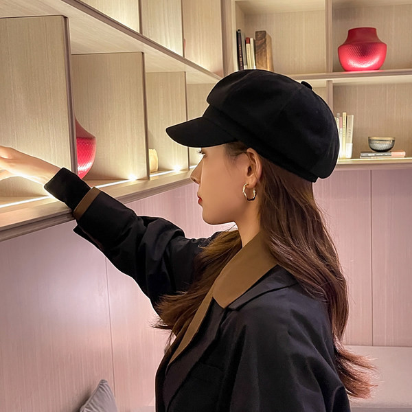 Пролетно-есенна шапка тип барета в черен цвят