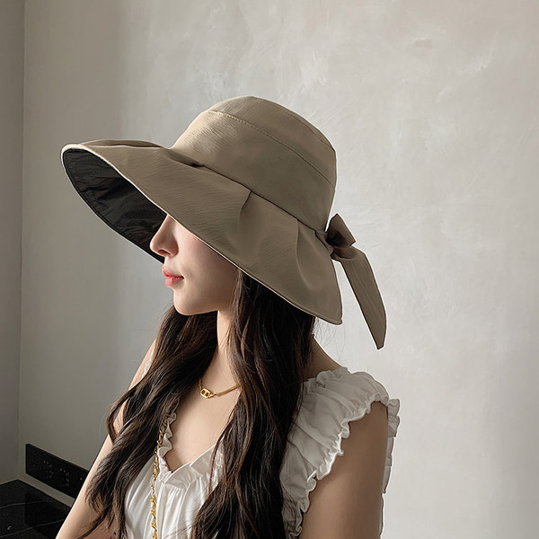 Дамска шапка с голяма периферия и панделка 