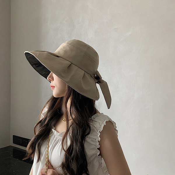 Дамска шапка с голяма периферия и панделка 