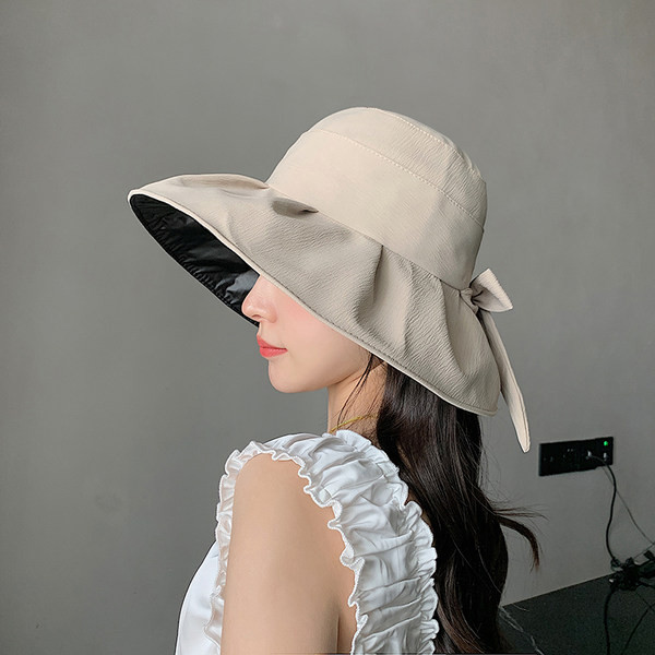 Дамска шапка с голяма периферия и панделка 