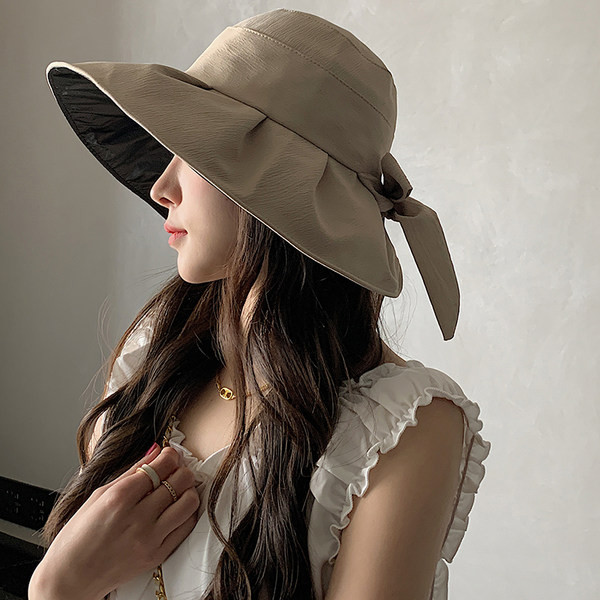 Дамска шапка с голяма периферия и панделка 