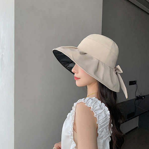 Дамска шапка с голяма периферия и панделка 