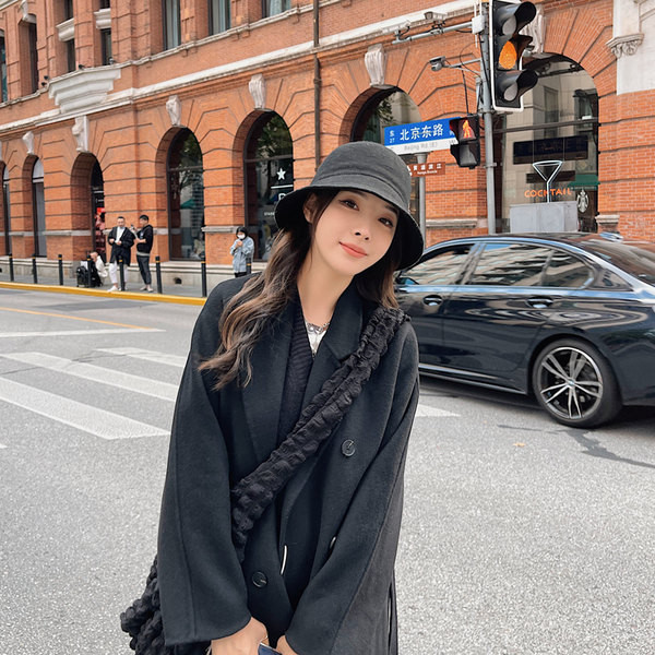 Ежедневна дамска шапка с  периферия